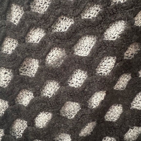 Knit lightweight shawl - Picture 3 of 6